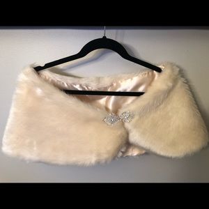 Women’s faux fur shawl